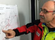 Einsatzleiter Franz Auf der Maur zeigt den Standort des Dom-Biwaks. (Bild: Geri Holdener, Bote der Urschweiz)