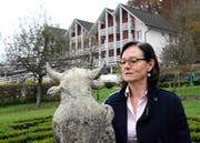 Die Chefin des Parkhotels Waldheim, Alexandra Townend Genoni, vor der soeben erworbenen Skulptur «Minotaurus» des Tessiner Künstlers Pedro Pedrazzini. (Bild Romano Cuonz)
