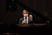Bestätigte Argerichs Wort von der zärtlichen Besessenheit: Daniil Trifonov am Freitag im Konzertsaal des KKL. (Bild: LF/Peter Fischli)
