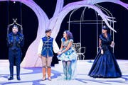 Der König (Guido Carlin), das Glückskind (Madlen Arnold), Prinzessin Julia (Caroline Jauch) und die Königin (Petra Lütolf-Schmuckli) begeistern im Märlitheater Obwalden (von links). (Bild Ingo Höhn/PD)