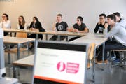 Die Schüler befassten sich gestern Nachmittag mit politischen Themen. Bild: Urs Hanhart (Altdorf, 8. November 2016)