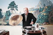 2011 schliessen die Betriebe, die Hotels versteigern ihr Inventar, und Kurator Jo Müller (Bild) sortiert aus, was er an Utensilien als Ausstellungsgut in die Neubauten retten will. Im gleichen Jahr findet eine Übung der Polizei-Sondereinheit Luchs im Hotel-Areal statt, und es fahren die ersten Bagger auf. (Bild: Manuela Jans)