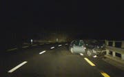 Das Auto prallte mit grosser Wucht in die Leitplanke. (Bild: Leserfoto)