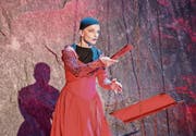 Isabel Karajan rezitiert die unheimliche Geschichte, wie der Rote Tod eine abgeschottete Gesellschaft holt. (Bild: Swiss Alps Classics (1. Juli 2017))