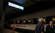 «Unbestimmte Verspätung»: Die Anzeige im Bahnhof Erstfeld. (Bild: Geri Holdener)