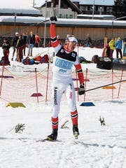 Masters-Weltmeister Renato Burch beim Zieleinlauf des Staffelrennens. Er gewinnt sein zweites Gold. (Bild: Corinne Gut Klucker)