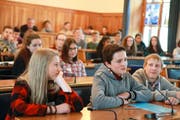 Im Jugendparlament konnte man politische Luft schnuppern.Bild: Florian Arnold (Altdorf, 11. November 2016)