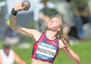 Die Kugel fliegt nicht optimal, dennoch gelang der 19-jährigen Géraldine Ruckstuhl aus Altbüron ein für nicht möglich gehaltener Exploit im Siebenkampf. (Bild: Peter Rinderer / Freshfocus (Götzis, 29. Mai 2017))