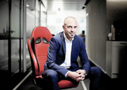 CEO Patrick Marti am neuen Hauptsitz in der Suurstoffi. (Bild: Stefan Kaiser)
