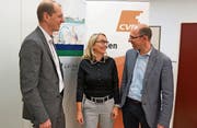 Irène Röttger als Geschäftsführerin der Spitex Obwalden im Gespräch mit den CVP-Regierungskandidaten Michael Siegrist (links) und Christoph Amstad. Bild: (Bild: Romano Cuonz (Sarnen, 24. Februar 2018))