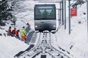Bei grossen Schneemengen muss das Trassee der Zugerberg-Bahn von Hand freigeschaufelt werden. (Bild Stefan Kaiser)