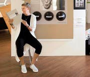 Anina Trutmann aus Uri vor ihrer Werkschau zum Thema Alzheimer. (Bild: Eveline Beerkircher)