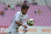 FCL-Stürmer Dario Lezcano ist sprungstark wie.....(s. nachfolgendes Bild) (Bild: Martin Meienberger)