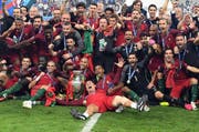 Die Spieler von Portugal feiern ihren Sieg. (Bild: EPA/FEDERICO GAMBARINI)