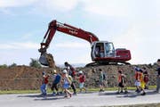 Derzeit wird auf dem Land im Unterochsenhof der Oberboden abgetragen. (Bild Werner Schelbert)