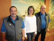 Von links: Präsident Sepp Gabriel, Neumitglied Erika Schawalder und Tourismuspreisträger Markus Wyss. (Bild: Ruedi Wechsler (Buochs, 18. März 2018))