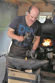 Schmiedhandwerk live: Das Eisen bearbeiten, solange es noch glüht. (Bild: Josef Schuler (Isenthal, 24. September 2017))