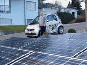 Jörg Himmelrich besitzt den ersten Elektro-Smart der Zentralschweiz. Den Strom dafür produziert er mit seiner eigenen Fotovoltaikanlage. (Bild Kurt Liembd)