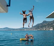 Grosse Temperaturunterschiede machen dem Körper zu schaffen. Deshalb vor dem Sprung ins kalte Wasser am besten noch mal unter die Dusche gehen. (Bild: Jean-Christophe Bott/Keystone (Genfersee, 9. Juli 2016))