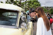 Diesen Studebaker aus den 1930er-Jahren präsentierte ein stolzer Besitzer aus dem Kanton Luzern (oben); Besucher bewunderten einen alten US-Car mit glitzerndem Chrom (unten). (Bilder Christoph Jud)