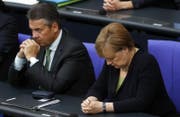 Bundeskanzlerin Angela Merkel und Aussenminister Sigmar Gabriel gedenken dem verstorbenen Alt-Kanzler Helmut Kohl. (Bild: EPA (22.06.2017, Berlin))