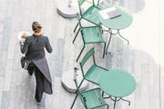 ARCHIV - ZUM THEMA RASA-INITIATIVE AN DER WINTERSESSION STELLEN WIR IHNEN AM DONNERSTAG, 7. DEZEMBER 2017, FOLGENDES BILDMATERIAL ZUR VERFUEGUNG - Waiter in a restaurant in Zurich, pictured on April 7, 2014. (KEYSTONE/Christian Beutler) (Symbolbild: Christian Beutler/Keystone (Zürich, 7. April 2014))