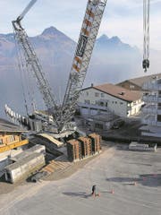 In Beckenried wird der Wellenbrecher der Fähre mit einem Kran entfernt. 29.12.2008 Bild Urs Rüttimann (Bild: Urs Rüttimann)
