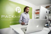 Michael Kalbermatter in seinem Büro in Wilen: Hier laufen die Fäden von Package Ride zusammen. (Bild Corinne Glanzmann)