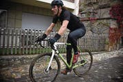 Fabian Cancellara, Ex-Profi und Olympiasieger, durchquert eine Passage mit Kopfsteinpflaster (Bild: Elisa Haumesser (Estavayer-Le-Lac, 4. November 2017))