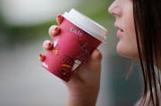 Kaffee wird vermehrt unterwegs anstelle in einem Café oder Restaurant getrunken. (Symbolbild) (Bild: Stefan Kaiser (Luzern, 4. September 2018))