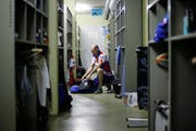 Das Damen- und das Herrenteam aus England haben sich in der Zivilschutzanlage beim Schulhaus Sternmatt II einquartiert. Die Sportlerinnen und Sportler fühlen sich hier ganz wohl. (Bild: Stefan Kaiser / Neue ZZ)