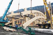 Heute wurde das erste 80 Tonnen schwere Teil der Pilatus Holzhalle in Ennetbürgen aufgestellt. Fotografiert am 07. November 2007. (Neue NZ/Corinne Glanzmann) (Bild: Corinne Glanzmann)