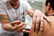 Eine Pflegefachfrau impft einen Mann. (Bild: Keystone)