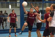 Menznau, hier mit Oliver Lipp (am Ball), verlor den Spitzenkampf gegen Neuenkirch knapp mit 9:10. (Bild: Roger Grütter (Luzern, 16. Dezember 2017))