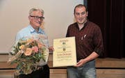 Der Unterschächner Gemeindepräsident Ambros Arnold konnte Josef Muheim-Büeler (links) am Donnerstag die Ehrenbürgerurkunde überreichen. (Bild: Urs Hanhart (Unterschächen, 20. Mai 2017))