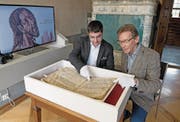 Historiker Mike Bacher (links) und Museumsleiter Urs Sibler zeigen das besondere Buch. (Bild: Corinne Glanzmann (Sachseln, 12. September 2017))