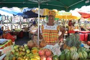 Am Marché de la Darse in Pointe-à-Pitre verkaufen Frauen frische Früchte. (Bild: Rahel Hug)