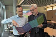 Niklas Joos (links) und Alexander Imhof vom Amt für Umweltschutz stellen den neuen Flyer vor. (Bild: Urs Hanhart (Altdorf, 27. April 2017))