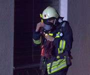 Die Feuerwehr Stützpunkt Schwyz setzte ihre Atemschutz-Spezialisten ein. (Bild: Geri Holdener, Bote der Urschweiz)