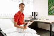 Alexander Kerber in seinem Untersuchungszimmer im Spital Stans. (Bild Corinne Glanzmann)