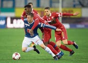 Luzerns Nicolas Haas (in Blauweiss) wird von Sions Kevin Constant zurückgehalten. (Bild: Urs Flüeler/Keystone (Luzern, 18. März 2017))
