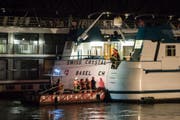 Einsatzkräfte der Feuerwehr kletterten auf das havarierte Hotelschiff aus der Schweiz. Bei der Kollision des Schiffs mit einem Brückenpfeiler bei Duisburg wurden mehrere Personen zum Teil schwer verletzt. (Bild: Marcel Kusch/DPA)