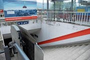 Wenn der Lift nicht funktioniert, ist bei dieser Treppe für Rollstuhlfahrer Endstation. (Bild: Markus von Rotz (Alpnachstad, 11. April 2017))