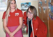 Nicole Leyssing (rechts) kümmerte sich auch um die offizielle Bekleidung der Schweizer World-Skills-Delegation. Hier mit Restaurationsfachfrau Tatjana Caviezel aus dem Kanton St. Gallen. (Bild: Apimedia)