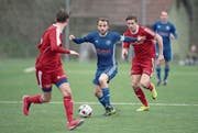 Der Hochdorfer Dario Fankhauser (am Ball) enteilt hier dem Brunner Dusko Ostojic (rechts). Bild: Nadia Schärli (Hochdorf, 26. März 2017)