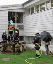Ein Teil der Kinder wurde über die Rettungsleiter aus dem Schulhaus geführt. (Bild: Christoph Näpflin (Seelisberg, 18. März 2017))