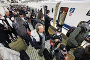 Japanische Bahngesellschaft entschuldigte sich, weil der Zug 20 Sekunden zu früh abfuhr. (Bild: Diego Azubel/EPA)
