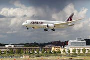 Die Reise nach Katar: ein Flug ins Ungewisse für die Regierung? (Bild: AP/Lefteris Pitarakis)
