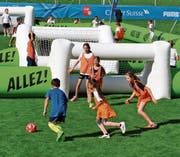Auch wenn es primär um den Spass am Fussballspiel ging, waren die Schüler mit vollem Einsatz dabei. (Bild: Birgit Scheidegger (Lungern, 24. August 2017))