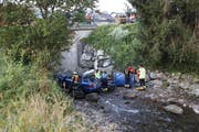 Der Subaru flog mehrere Meter in die Tiefe. (Bild: Geri Holdener, Bote der Urschweiz)